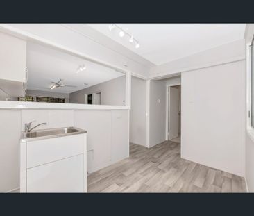 2/19 Carr Street, Hermit Park, Qld 4812 - Photo 1