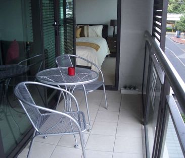 Cosy Viaduct Apartment with Carpark - Photo 6