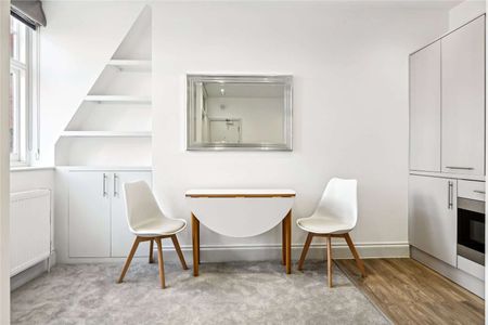 A modern and recently refurbished studio apartment located in the sort after Knightsbridge area. On the fourth floor of a well maintained period conversion. - Photo 2