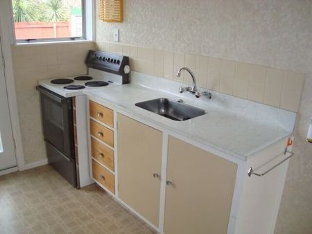 2 BEDROOM SUNNY UNIT, SINGLE GARAGE, HEAT PUMP - Photo 4