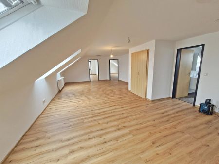 Klimatisierte, lichtdurchflutete 3-Zimmer-Dachgeschosswohnung mit Einbauküche - Photo 5