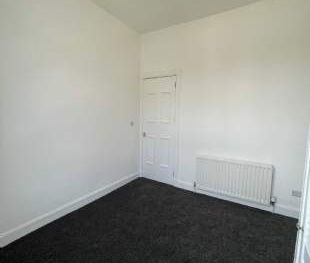 2 bedroom property to rent in Renfrew - Photo 1