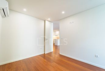 Apartamento T1 com varanda - Novo - Casa da Musica - Rotunda Boavista