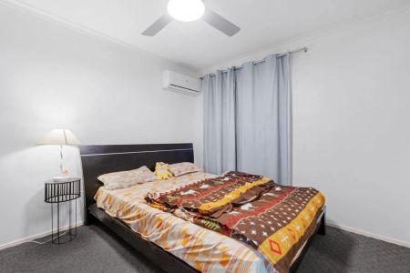 Spacious 2-Bedroom Apartment with Balcony & Secure Parking in Holland Park - Photo 5