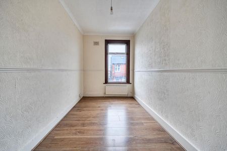 4 bedroom end of terrace house to rent - Photo 3