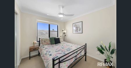 Stylish 4 bedroom home plus study and multiple living areas only 10 minutes to Caloundra beach's. - Photo 5