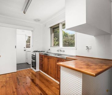 NEAT AS A PIN | HEATING AND COOLING | EASY ACCESS TO TRANSPORT - Photo 2