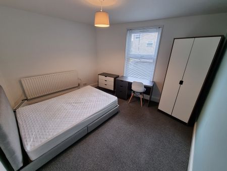 5 Bed Student Accommodation - Photo 5