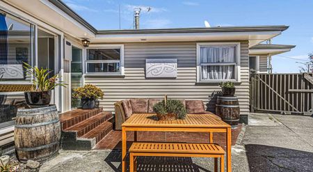 3-bedroom Gem in Onekawa - Photo 3