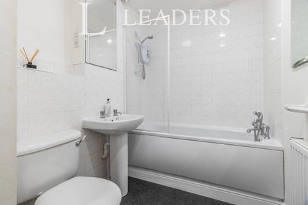 2 bedroom house to rent St. Andrews Gardens, Cobham, KT11 - Photo 2