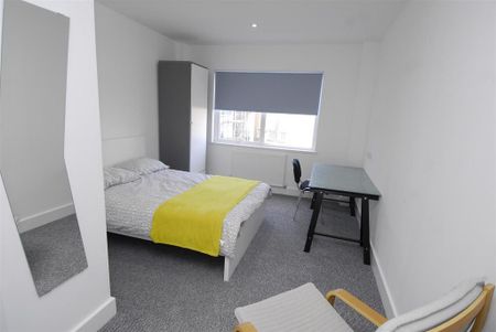 4 bedroom apartment to rent - Photo 3