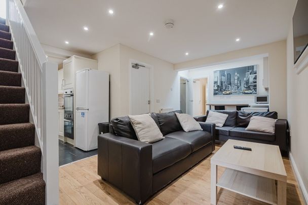 7 Bed Terraced House, Redshaw Close, M14 - Photo 1