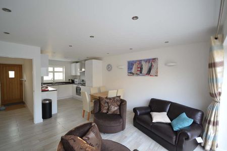 Felpham Road, Felpham, West Sussex, PO22 7DF - Photo 3