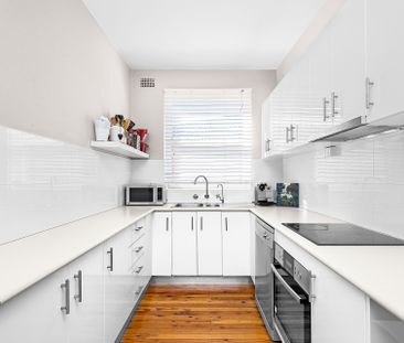 Sun-drenched apartment in ideal location - Photo 4