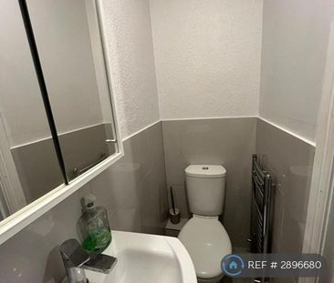 1 bedroom in a flat share to rent - Photo 4