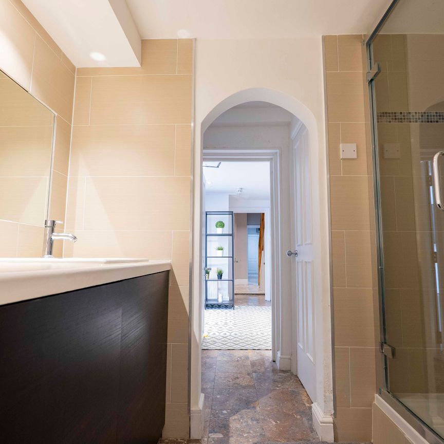 Modern two bedroom garden flat to rent in Shepherds Bush, London W12 - Photo 1