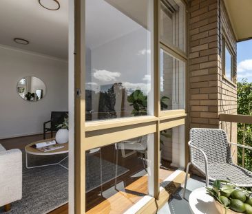 Spacious Sunny Living! - Photo 2