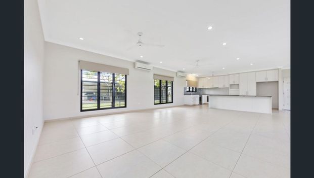 Stunning family home in a prime location! - Photo 1