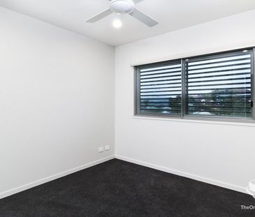 Stylish One-Bedroom Apartment with Superb Views & Unbeatable Location - Photo 6