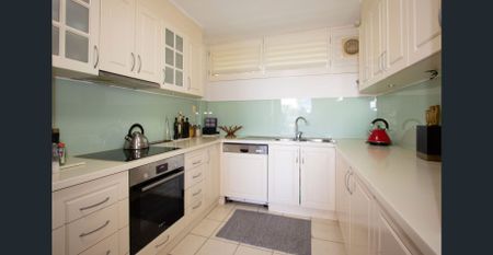 Fully Furnished 2 Bedroom Harry Seidler Townhouse Apartment with Northerly Harbour Views - Photo 2