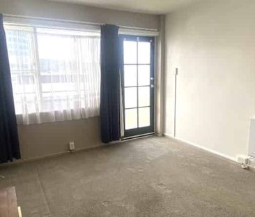 WELL PRESENTED BEDSIT: - Photo 5