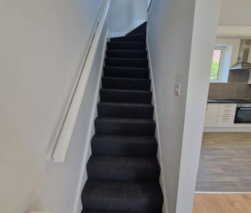 2 bedroom end of terrace house to rent - Photo 3