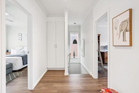 WELL PRESENTED THREE BEDROOM TOWNHOUSE - Photo 2