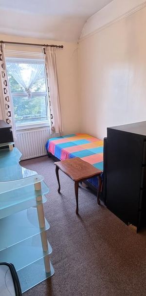 1 bedroom in a flat share to rent - Photo 1