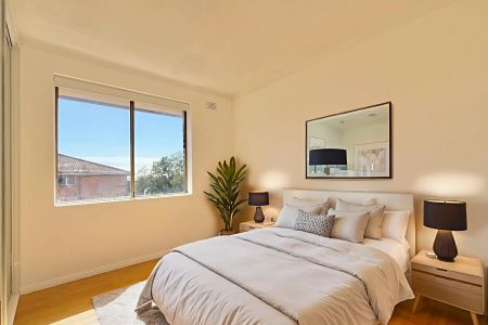 Bright Top-Floor 2 Bedroom Apartment with Leafy Outlook - Photo 3