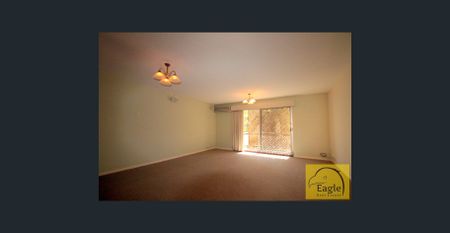 Spacious Unit with 2 Lockup Garages - Photo 2