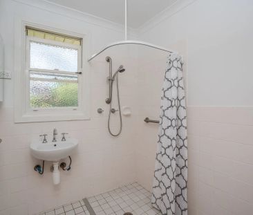 Quiet Three Bedroom Cottage - Photo 2