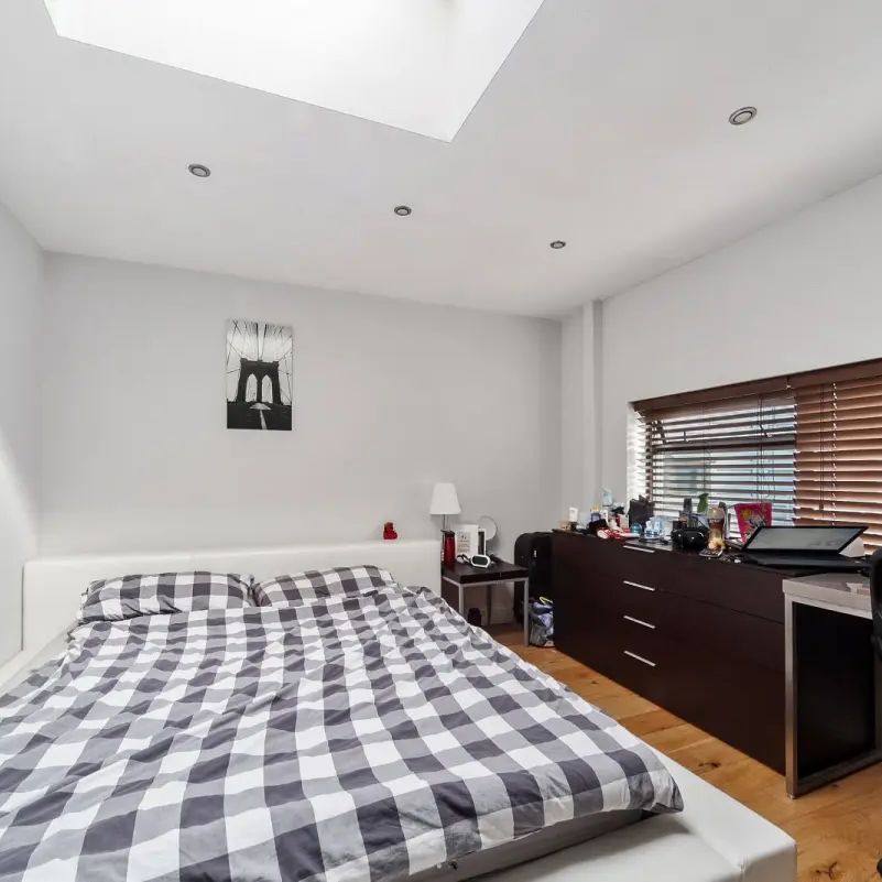 3 bedroom flat in London - Photo 1