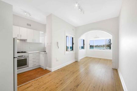Beachfront 1 Bedroom Apartment with Stunning Views - Photo 4
