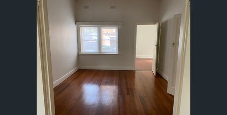 Charming 1930s Art Deco Duplex in a Quiet, Convenient Location - Photo 5