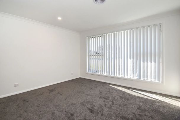 16 Blue Bell Way, Orange. - Photo 1