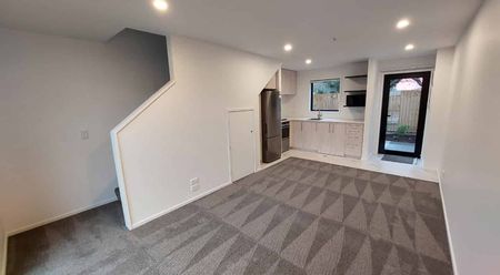 Modern One-Bedroom Townhouse – Prime Location - Photo 2