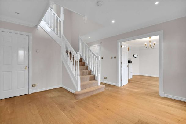 Seven bedroom home in private road close to St John's School. - Photo 1