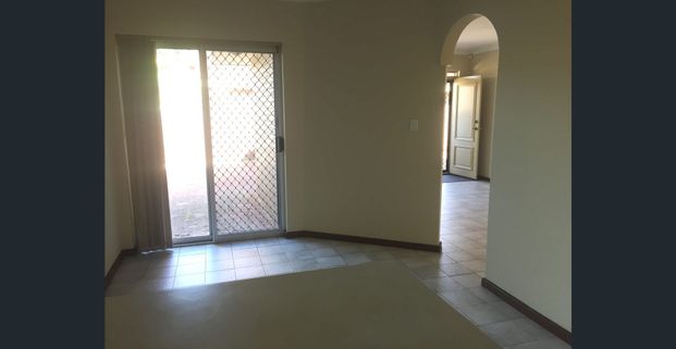 This delightful 3 bedroom rear villa is located in the rear of a quiet complex ; - Photo 1