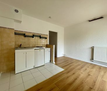 Location Appartement 1 pièce 21m² HYERES 83400 - Photo 2