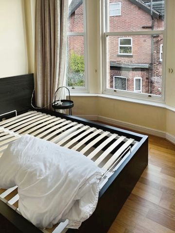 Beautiful furnished two bedroom flat to rent in the heart of Heaton Moor - Photo 4