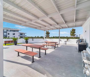 Modern 2 bedroom apartment close to amenities for lease - Photo 3