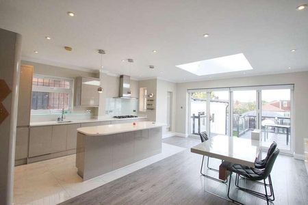 Rivington Avenue, Woodford Green, IG8 - Photo 2