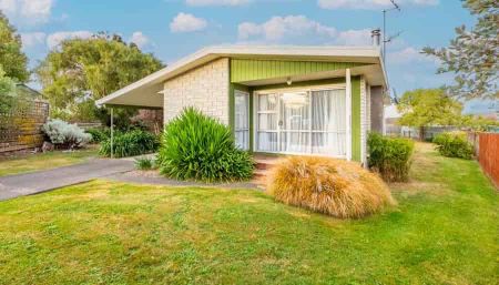 Three bedroom Family Home - Photo 5