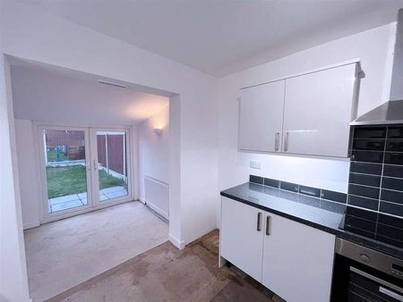 King Edward Avenue, Rainham, RM13 - Photo 2