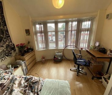 4 bedroom semi-detached house to rent - Photo 4