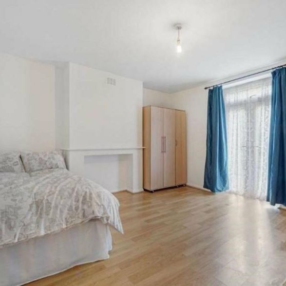 4 bedroom flat to rent - Photo 1