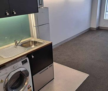 Chic Te Aro Studio Apt with Lift Access - Photo 4