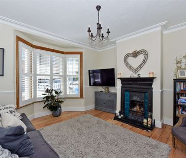 An immaculate family home with beautiful rear kitchen extension in ... - Photo 3