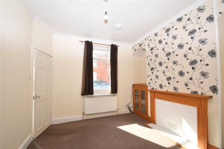 2 bed terraced house to rent in Hampton Road, Scarborough, YO12 - Photo 2