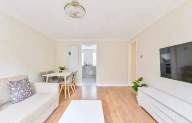 2 Bed Flat, Belgrave Court, SW8 - Photo 1